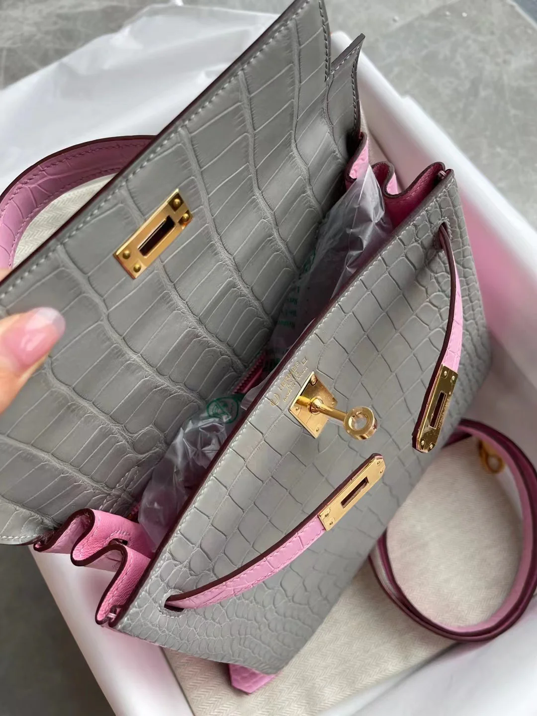Сумка Hermes Kelly 25 Square Matte Crocodile - 08 Pearl Grey с розовой пряжкой 5p - Gold Buckle