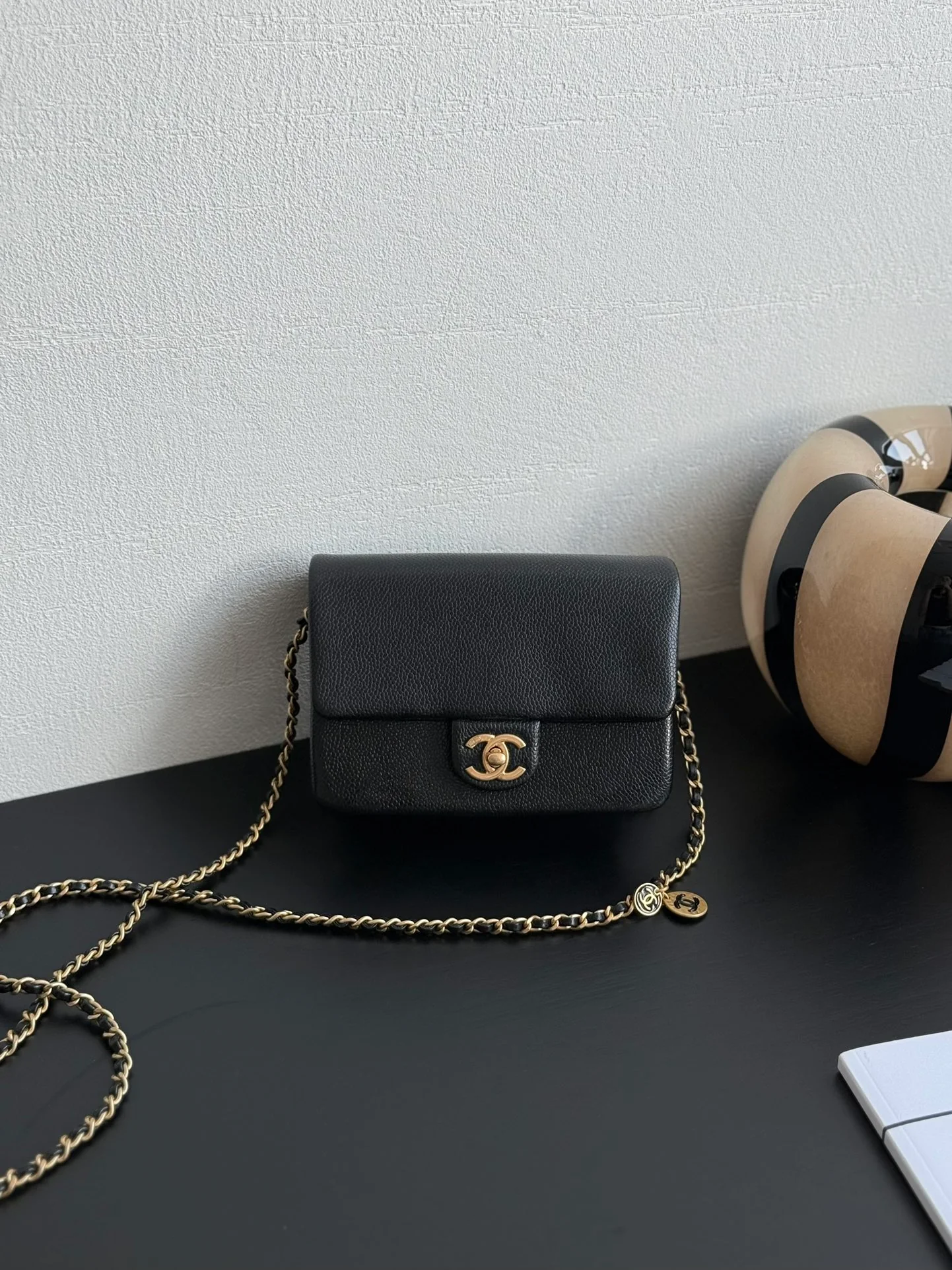 Винтажная сумка Chanel из икры, средний размер, черная.