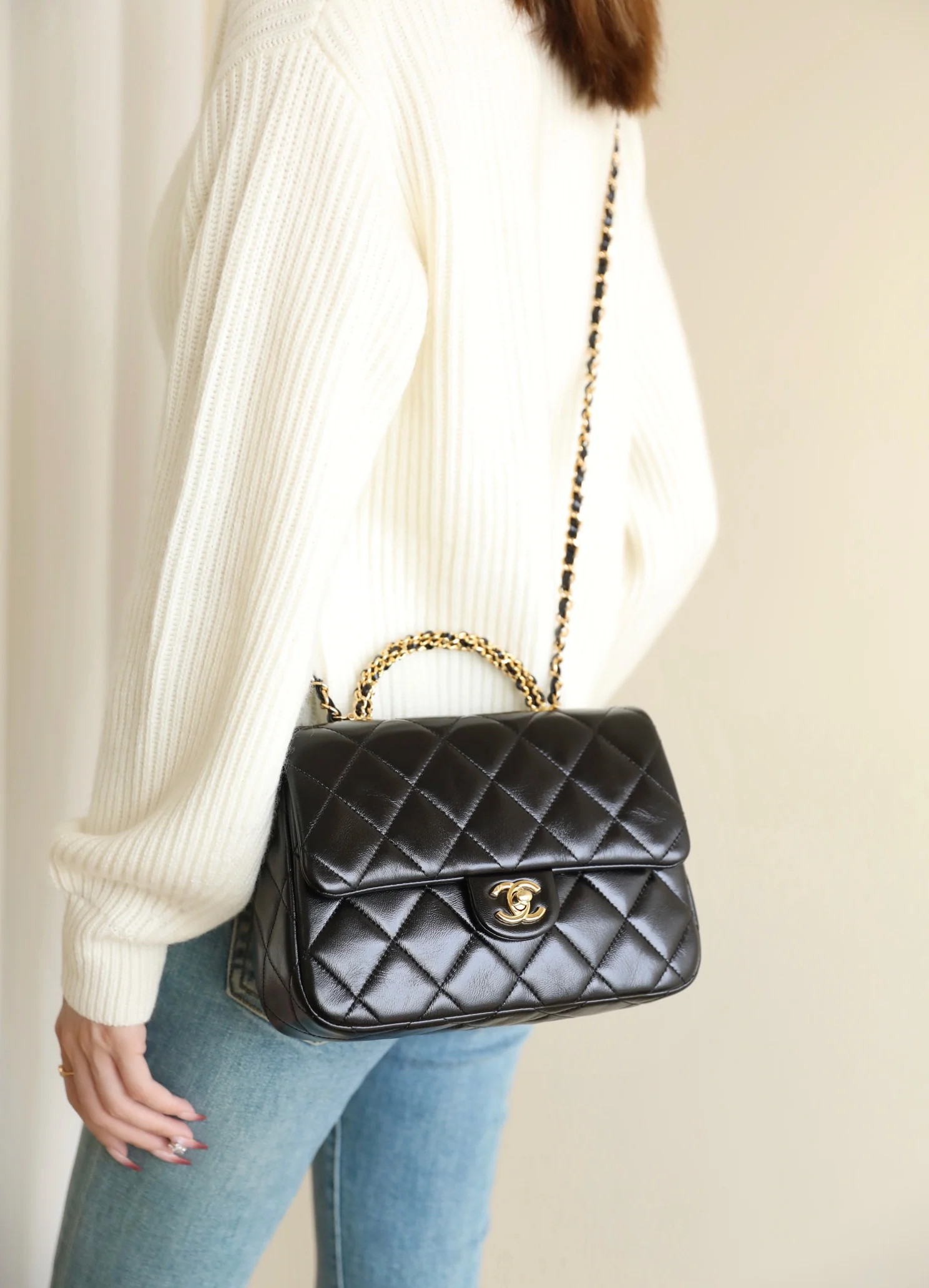 Большая черная сумка Chanel с клапаном и поворотной ручкой.