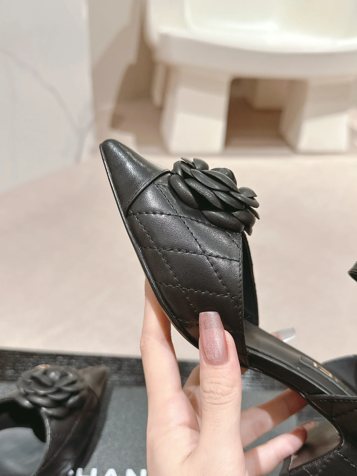 Туфли на высоком каблуке Chanel 2024 в клетку ?роза? — темно-серые.