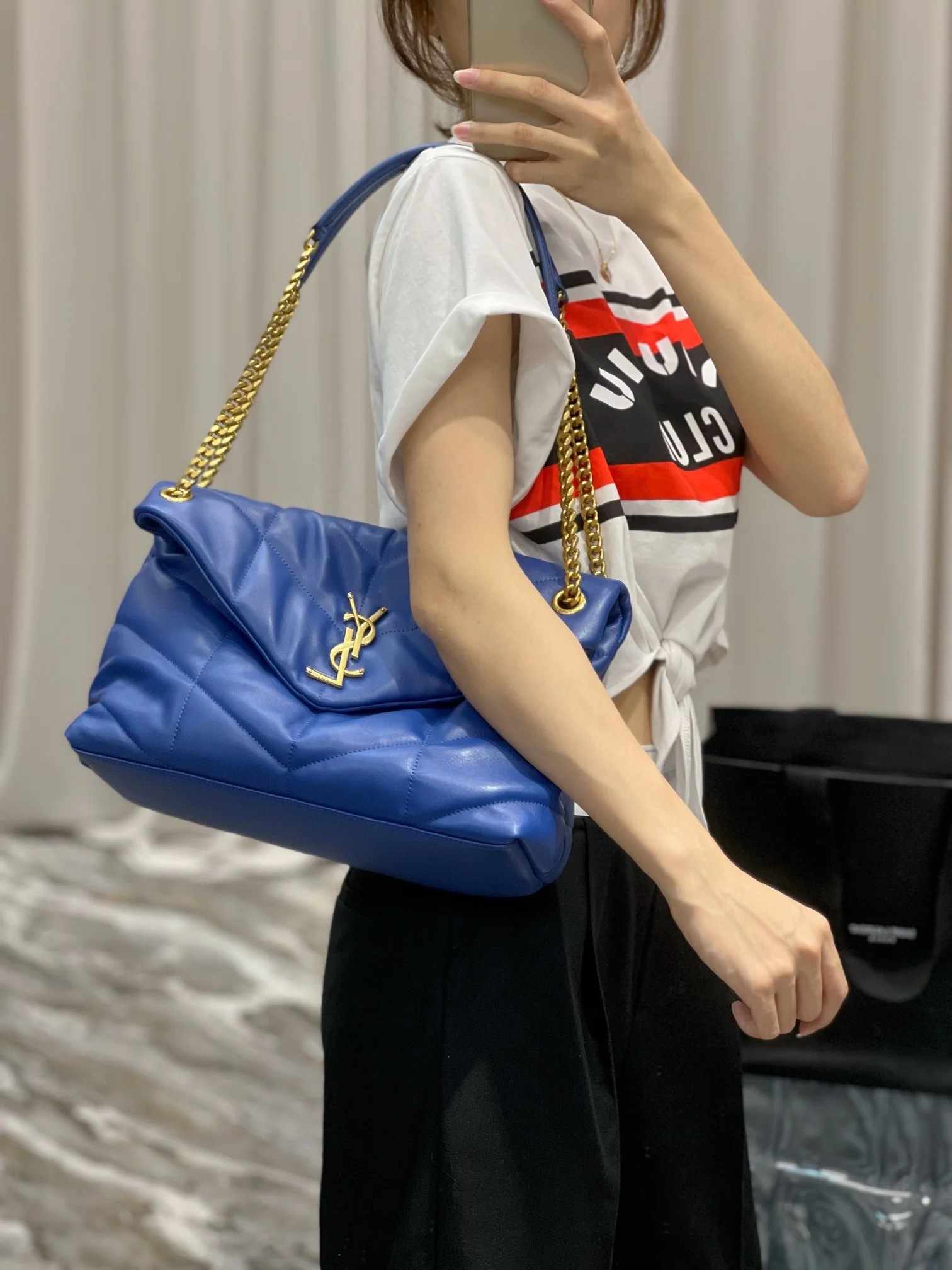 Стеганая сумка YSL из овечьей кожи — ярко-синий цвет и золотая фурнитура — овечья кожа — Фотографии в образе.