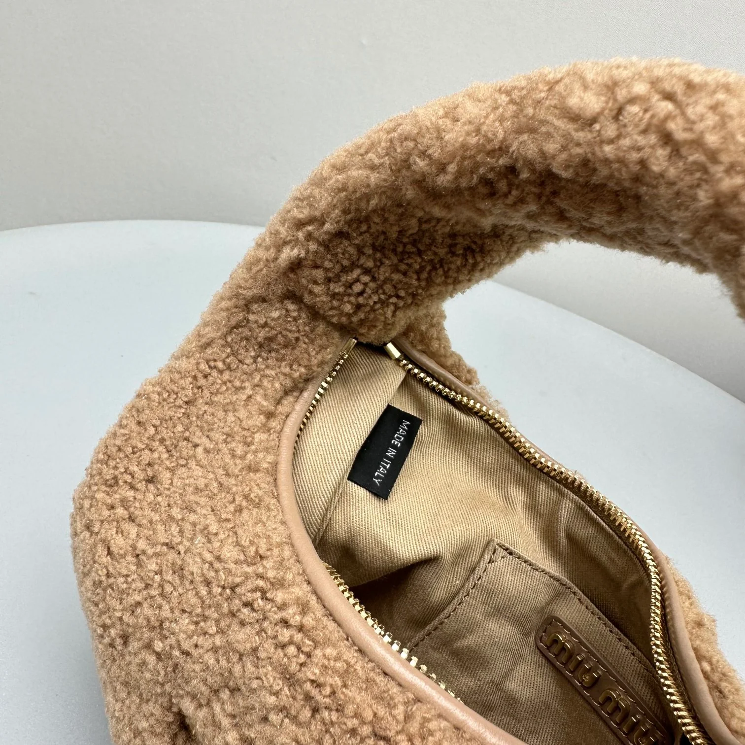 Сумка Miu Miu Wander, маленькая, коричневая, из овечьей шерсти.