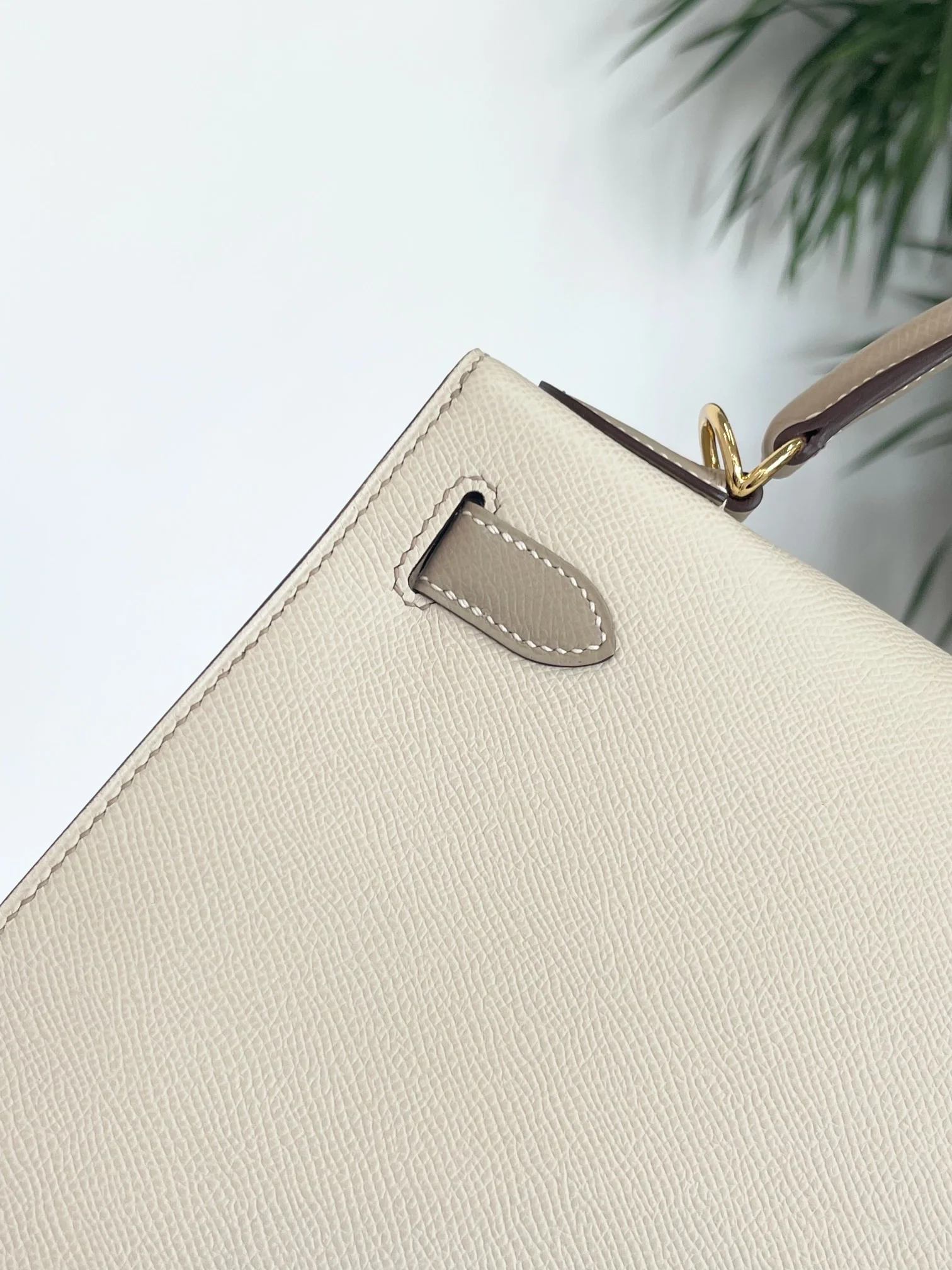 Тренч Hermes Kelly 28 Epsom Milkshake White с серым верхом - золотая пряжка - гравировка в виде подковы