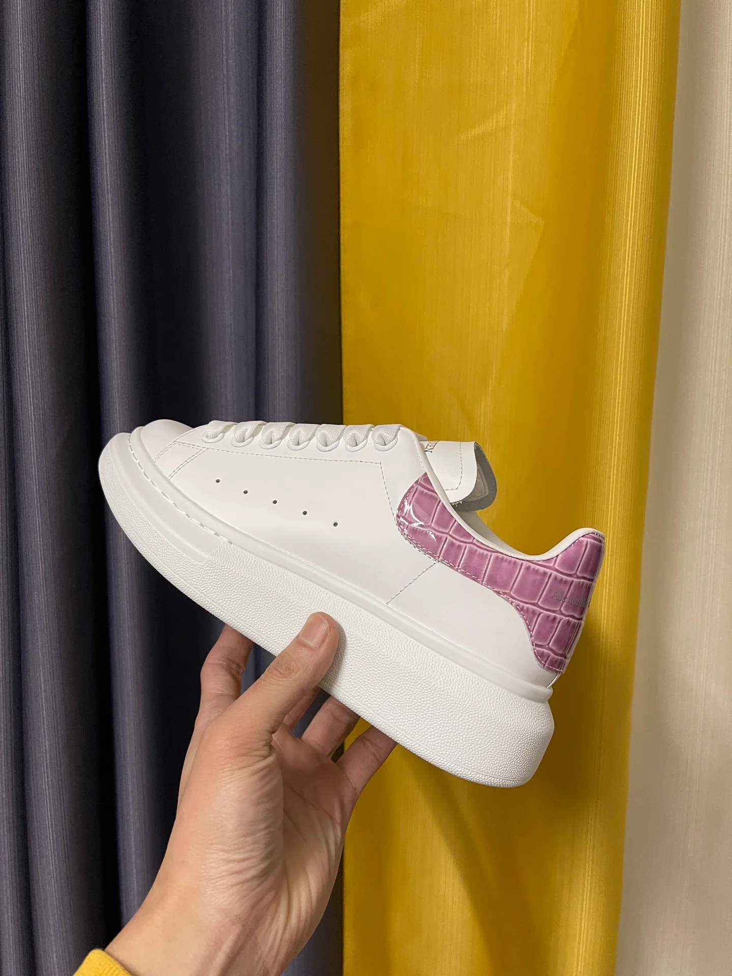 Классические белые кроссовки McQueen - унисекс - фиолетовая лакированная кожа с текстурой 