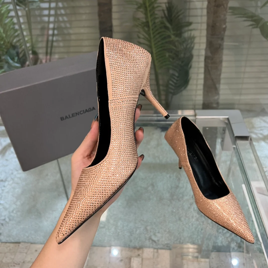 Весенняя коллекция Balenciaga 2022 — Туфли на шпильке с острым носком — Абрикосовый цвет