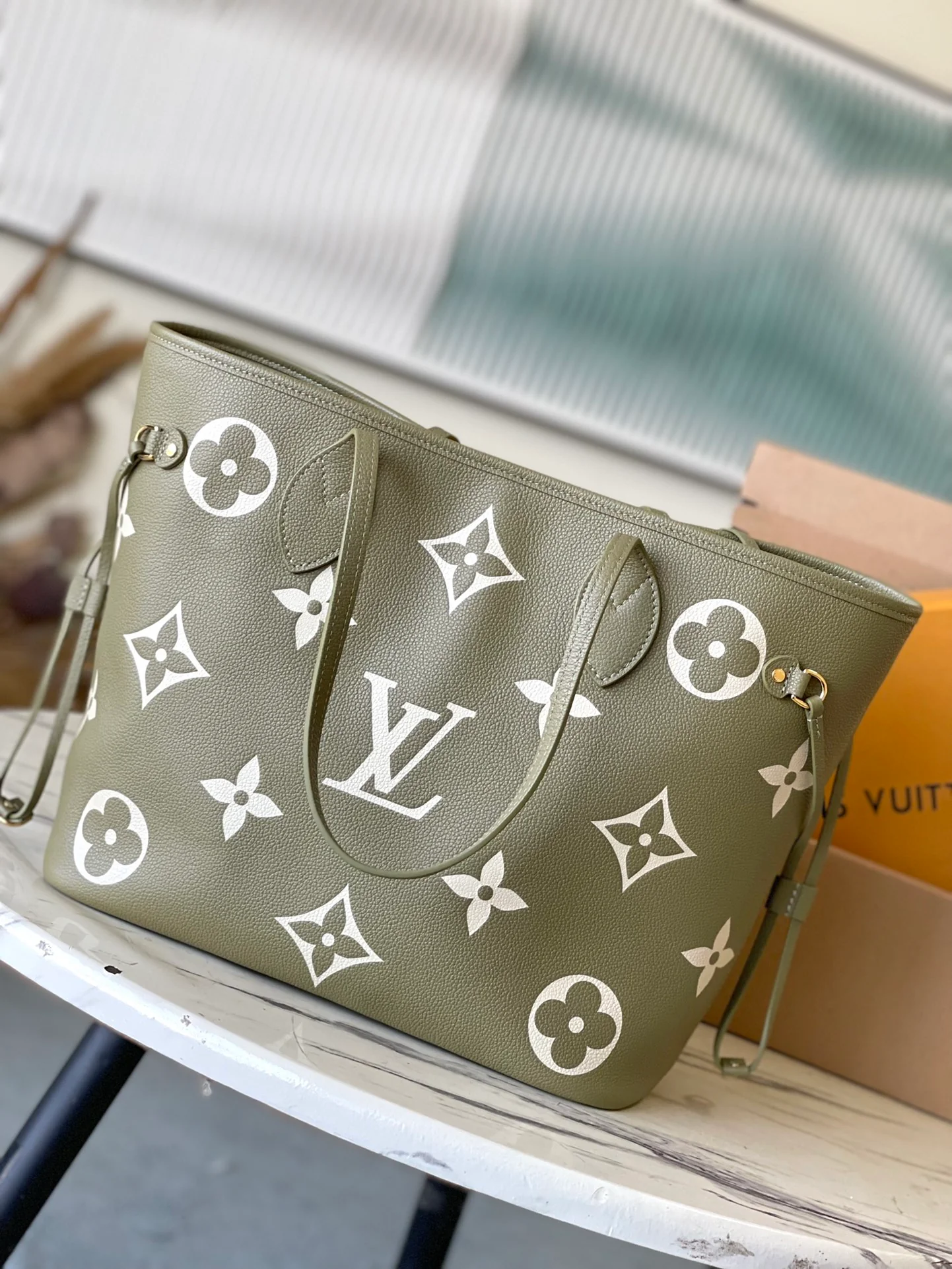 m46649-LV-neverfull-handbag-avocado green