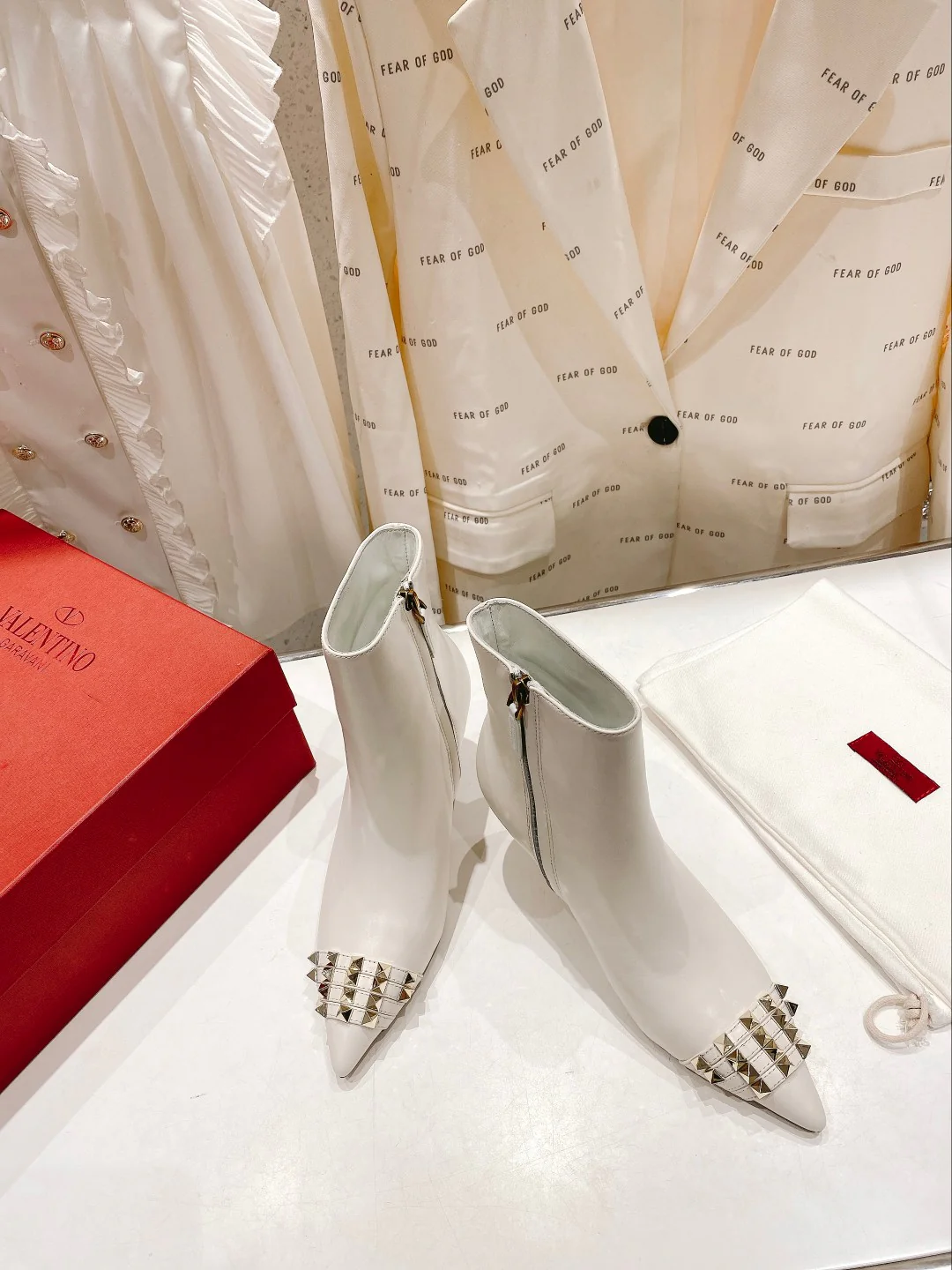 Ботильоны Valentino на шпильке с заклепками - белые