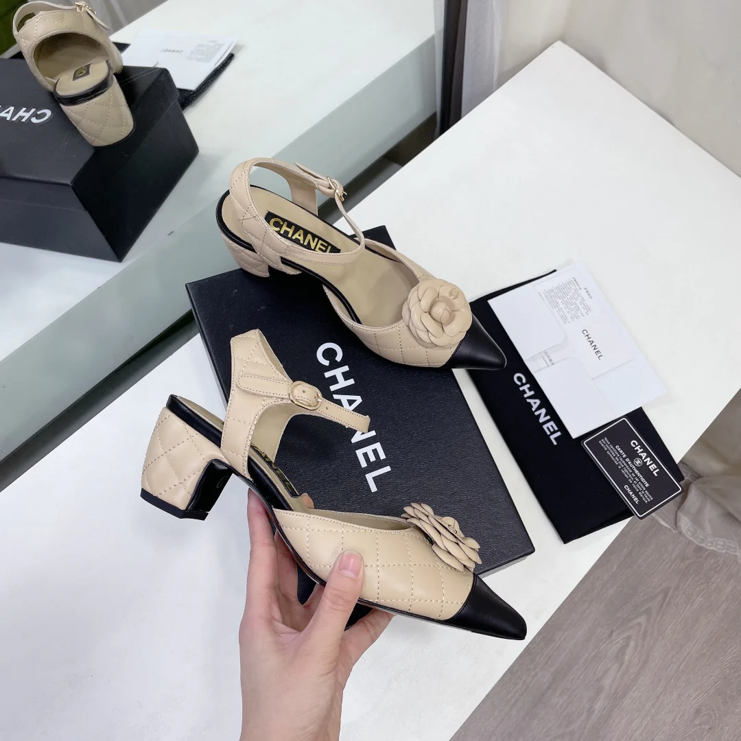 Сандалии Chanel Camellia на низком каблуке, цвет ?Молочный чай?, высота каблука 5 см.