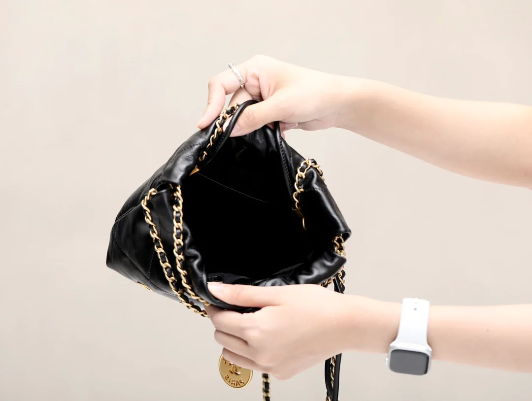 Новинка сезона весна/лето 2023 от Chanel - сумка 22 - мини - черно-золотая - фото в действии.
