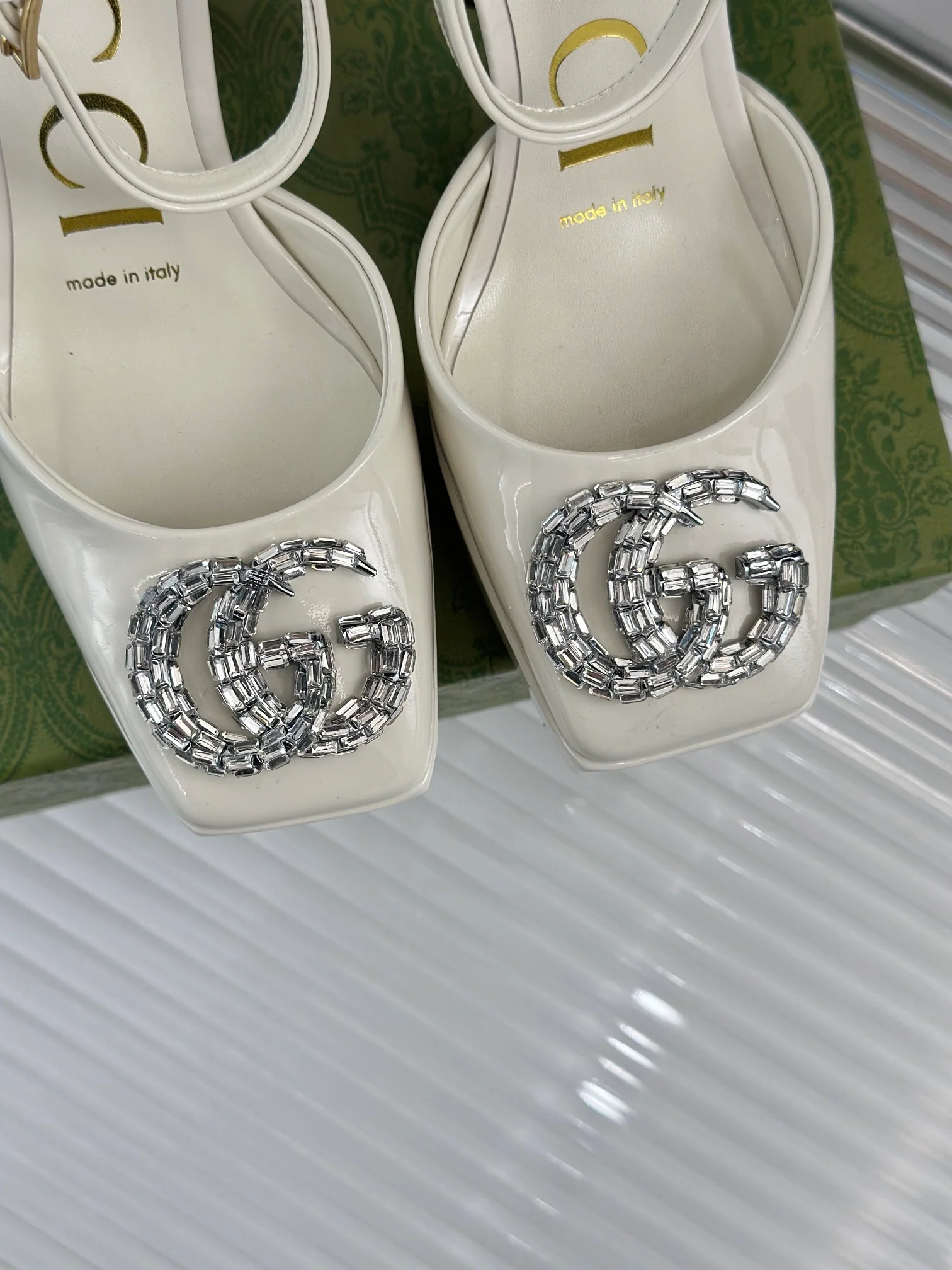 Босоножки на высоком каблуке Gucci 2024 — белые