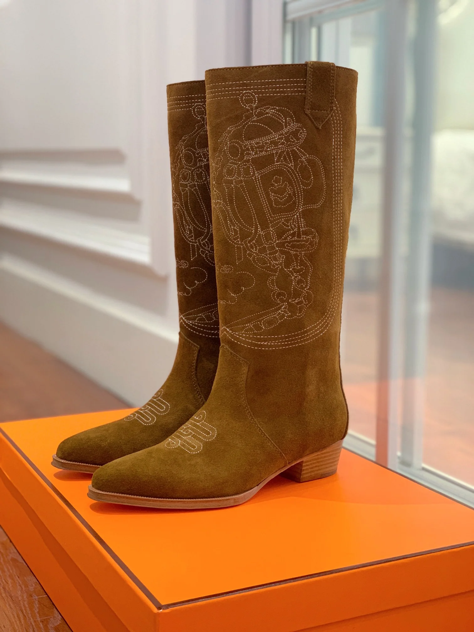 Новинка сезона осень/зима 2022 от Hermes - Вышитые высокие сапоги - 1