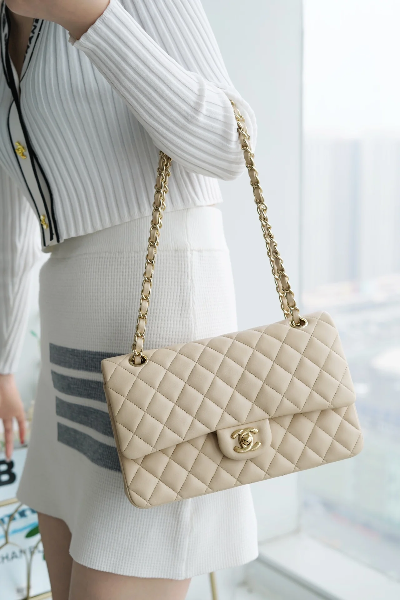 Сумка Chanel CF Medium - 25 см - из абрикосовой овечьей кожи с пряжкой из светлого золота - CF25