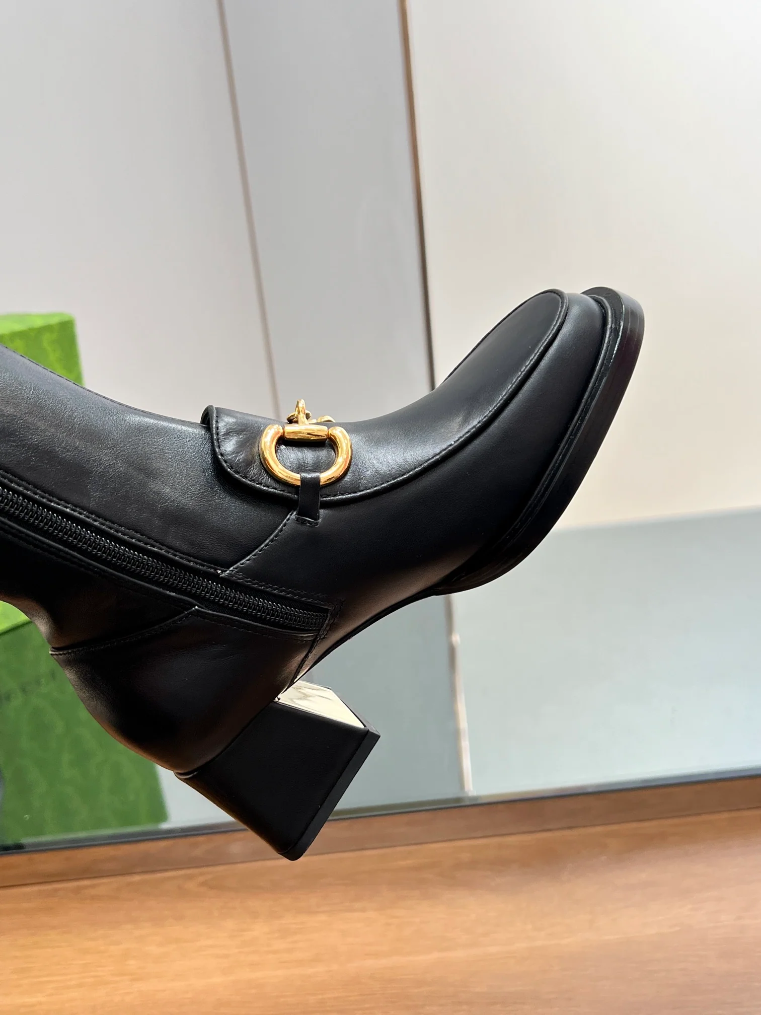 Новинка начала осени 2023 года от Gucci — Эластичные ботфорты с пряжкой ?Конская уздечка? — Черные