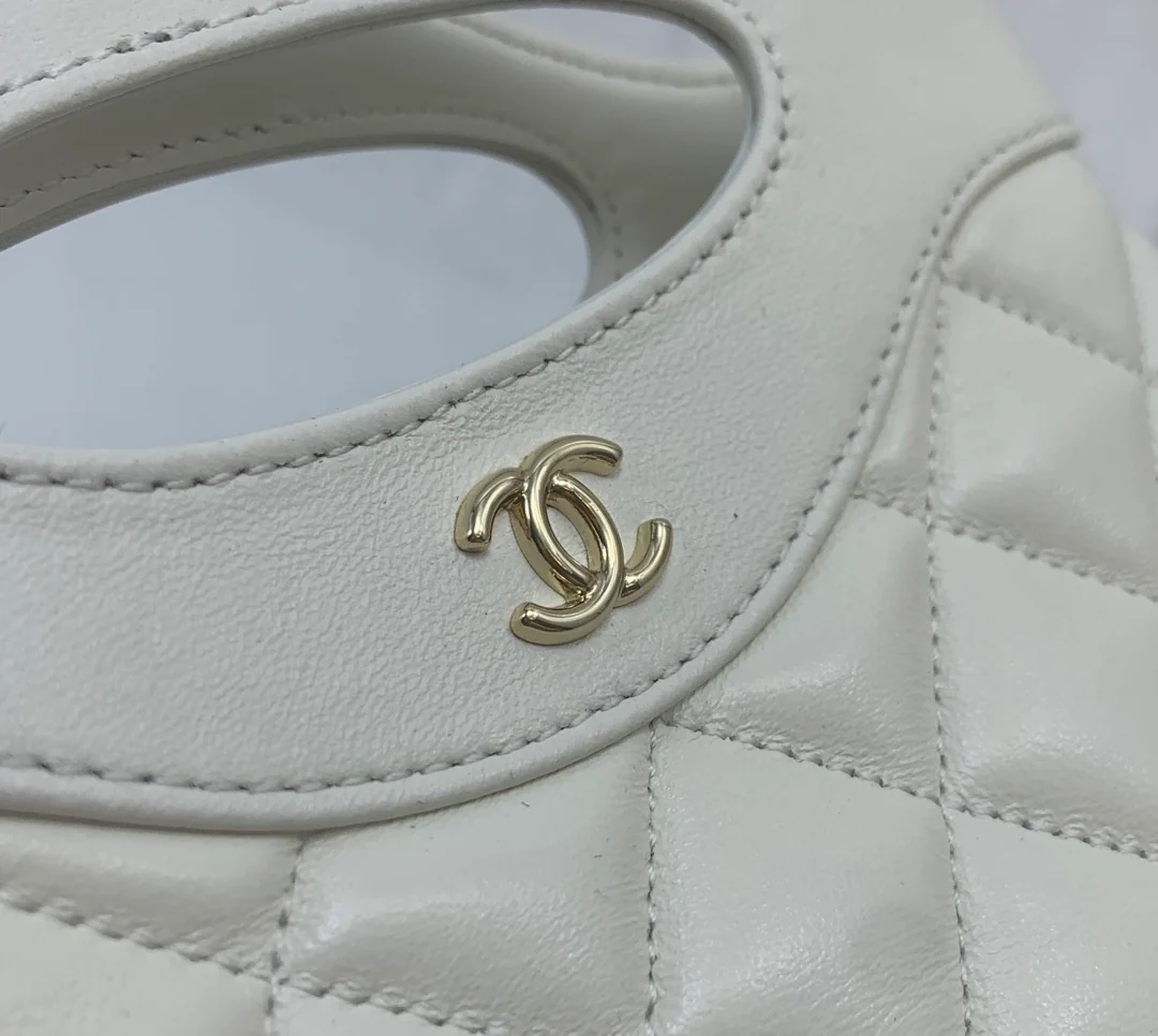 Миниатюрная сумка Chanel из овечьей кожи серии 24c31, белая.