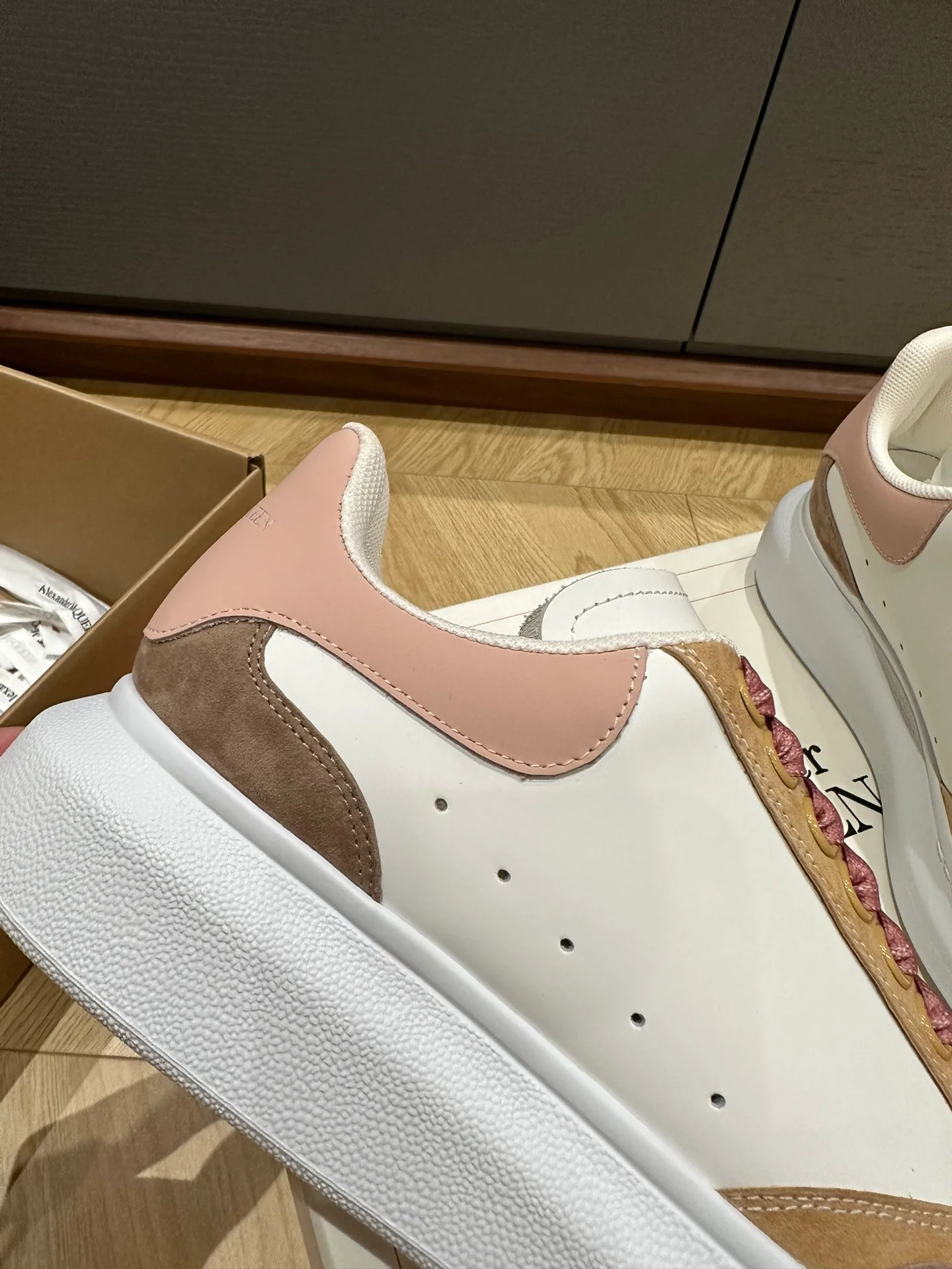 McQueen - Белые кроссовки с вставками из телячьей кожи и замши - Унисекс - Розовые