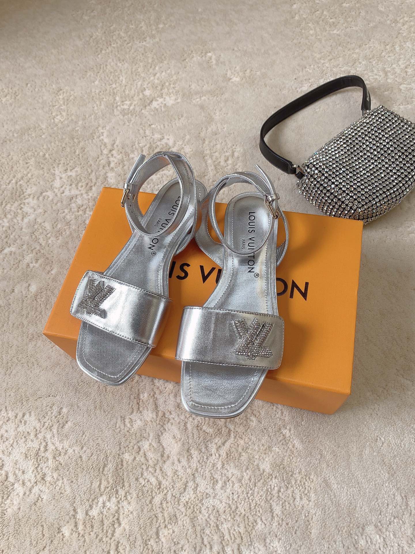 Новинка сезона весна/лето 2023 от LV - Сандалии на плоской подошве - Серебристые