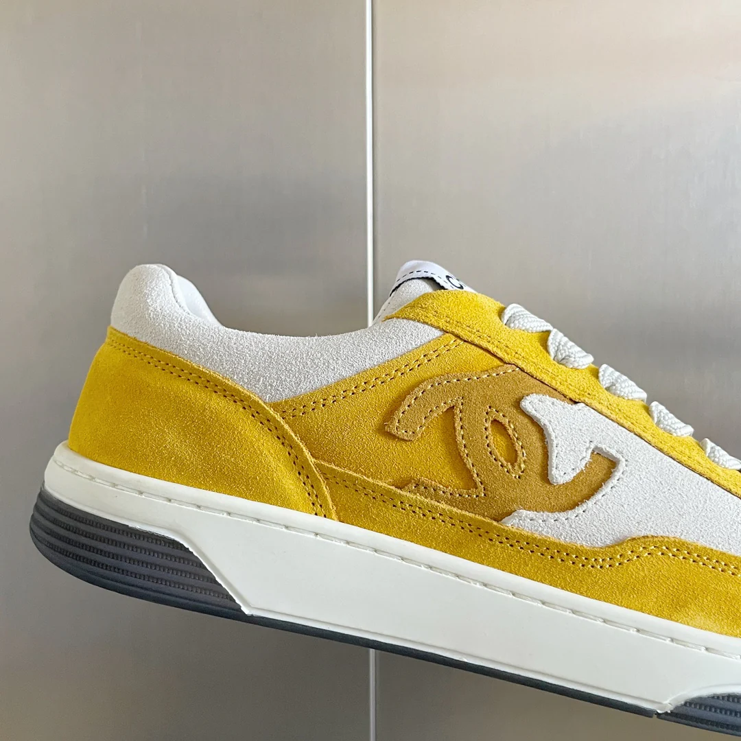 Новые поступления коллекции Chanel весна/лето 2023 - Замшевые кроссовки - Повседневная обувь - Спортивная обувь - Желтые