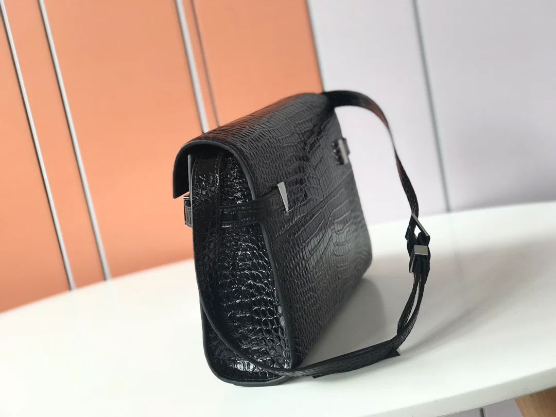 Сумка YSL Manhattan, маленькая, с фурнитурой из серебра с тиснением под крокодиловую кожу.