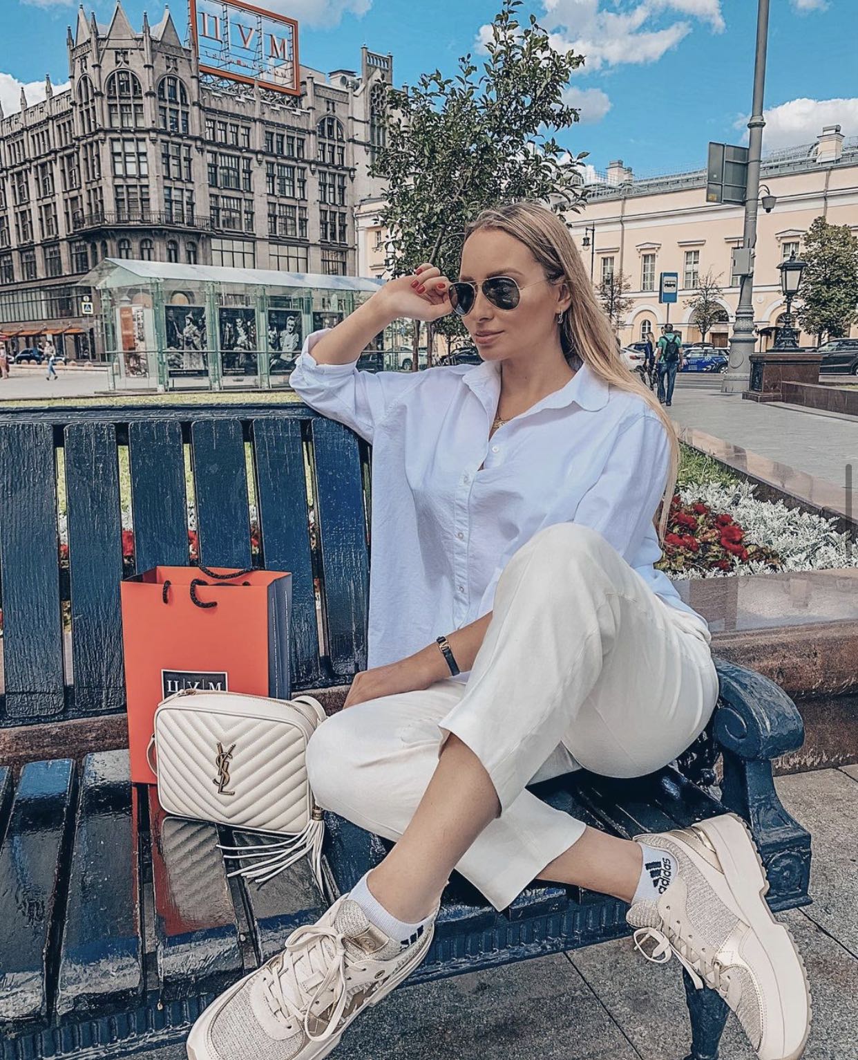 Фотосумка YSL Lou Bag — белая с золотой фурнитурой.