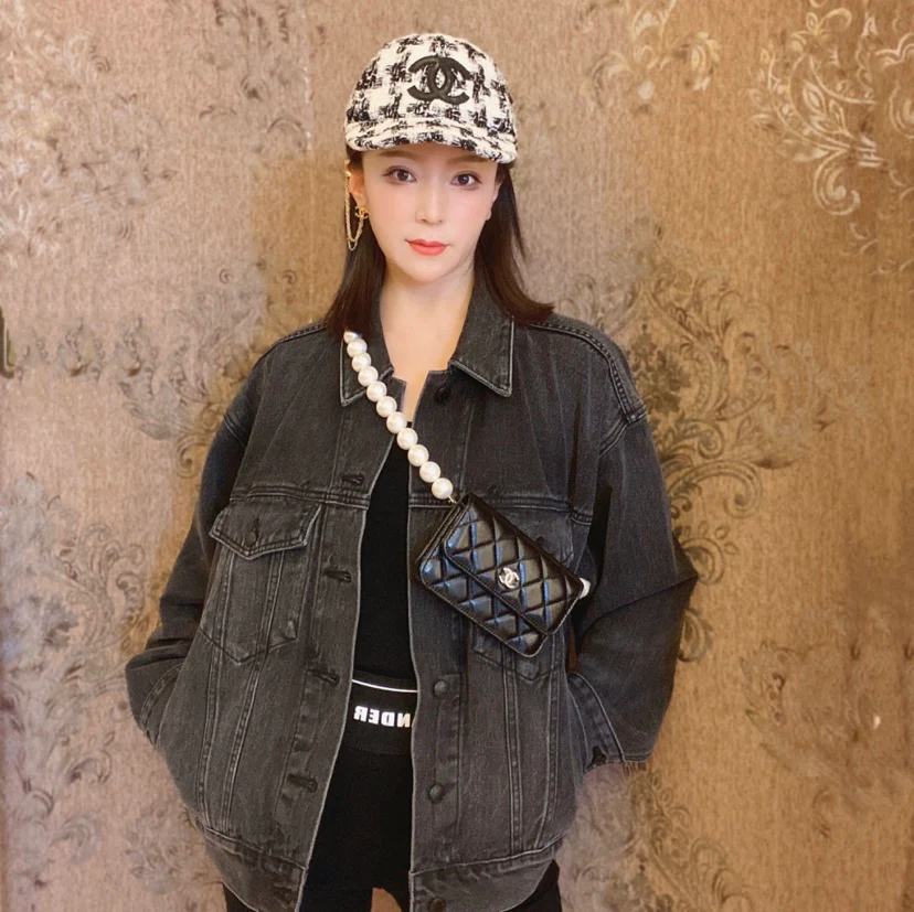 Маленькая сумочка Chanel с жемчужной цепочкой - 1 шт.