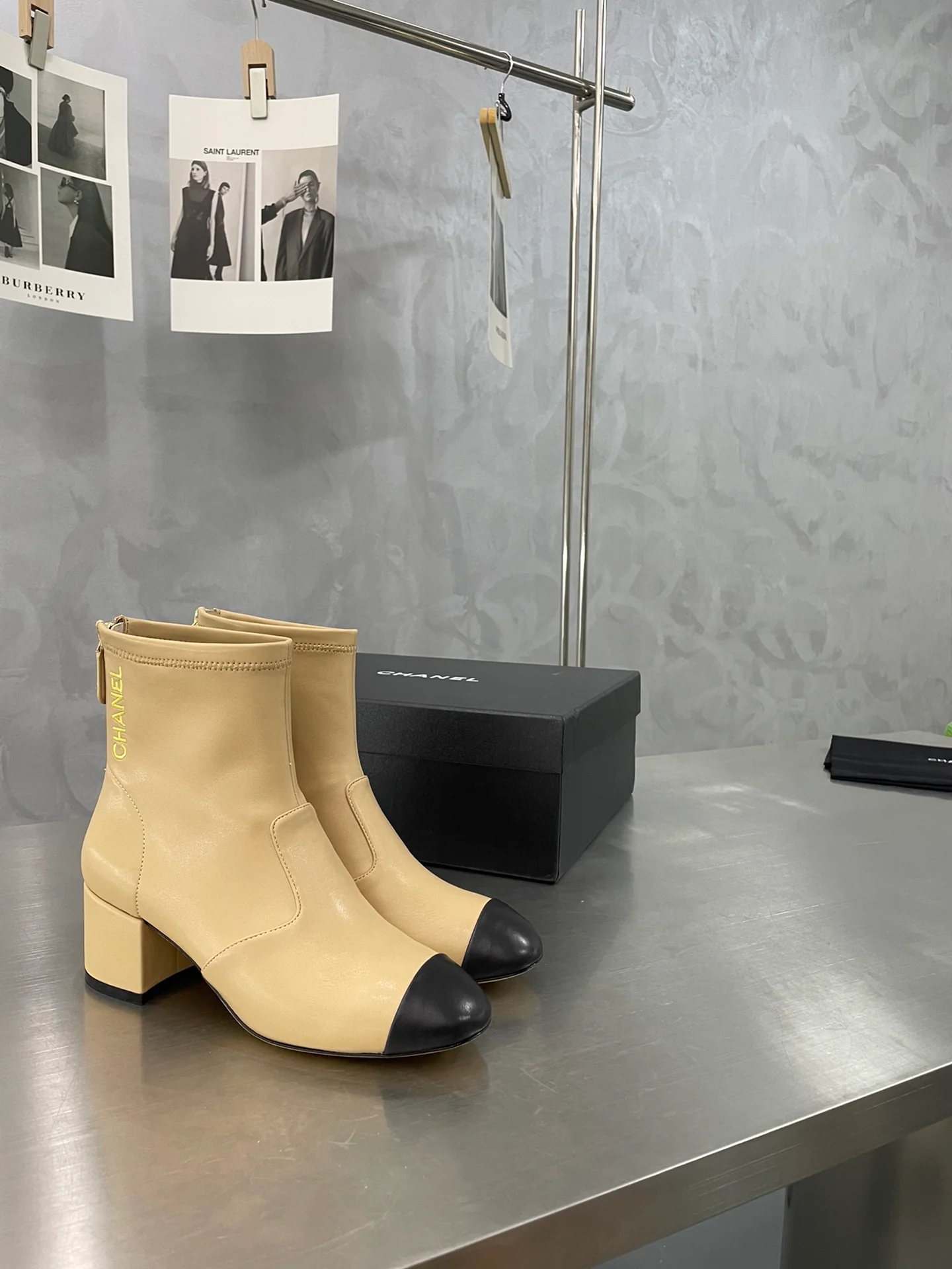 Ботильоны Chanel на массивном каблуке с острым носком - абрикосового цвета