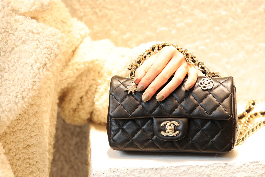 Миниатюрный кулон-значок Chanel CF