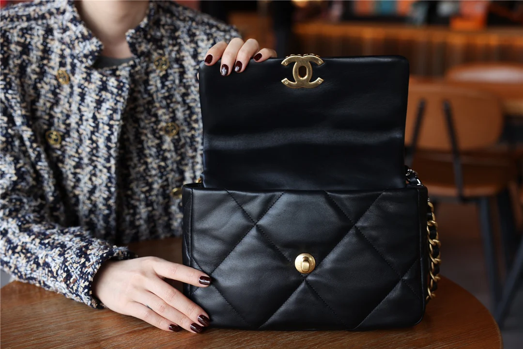 Сумка Chanel 19 — черная с золотой фурнитурой — маленькая