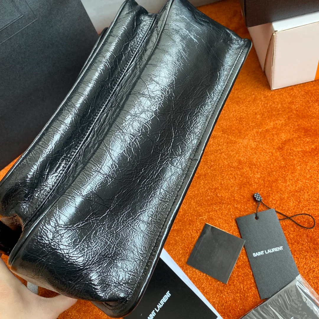 Сумка YSL Large Niki из кожи с черной пряжкой и D-образным кольцом.