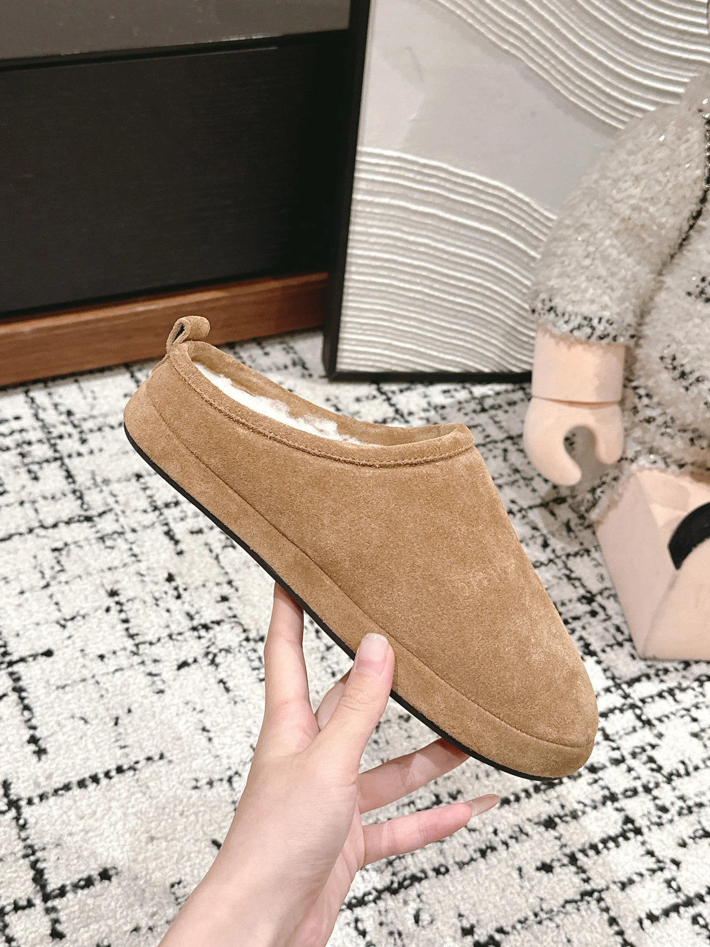 Меховые тапочки Balenciaga 2024 - Изображение коллекции - 1