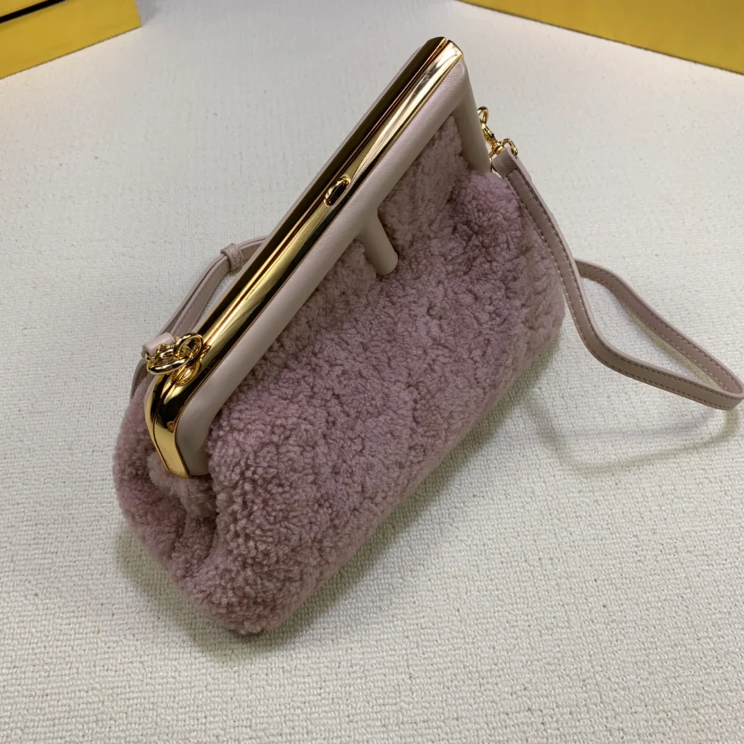 Fendi - первая маленькая шерстяная сумочка