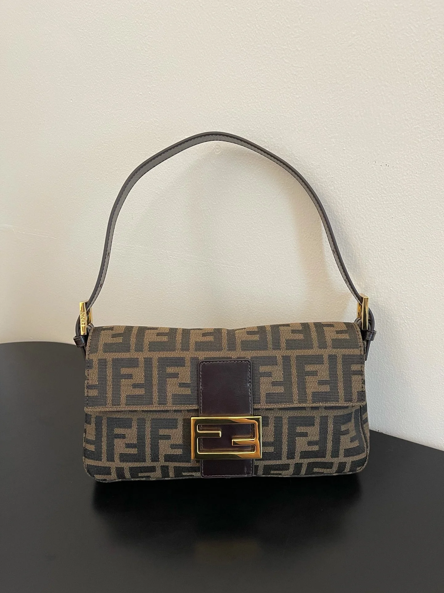 Сумка-багет Fendi Monogram Vintage с золотой пряжкой