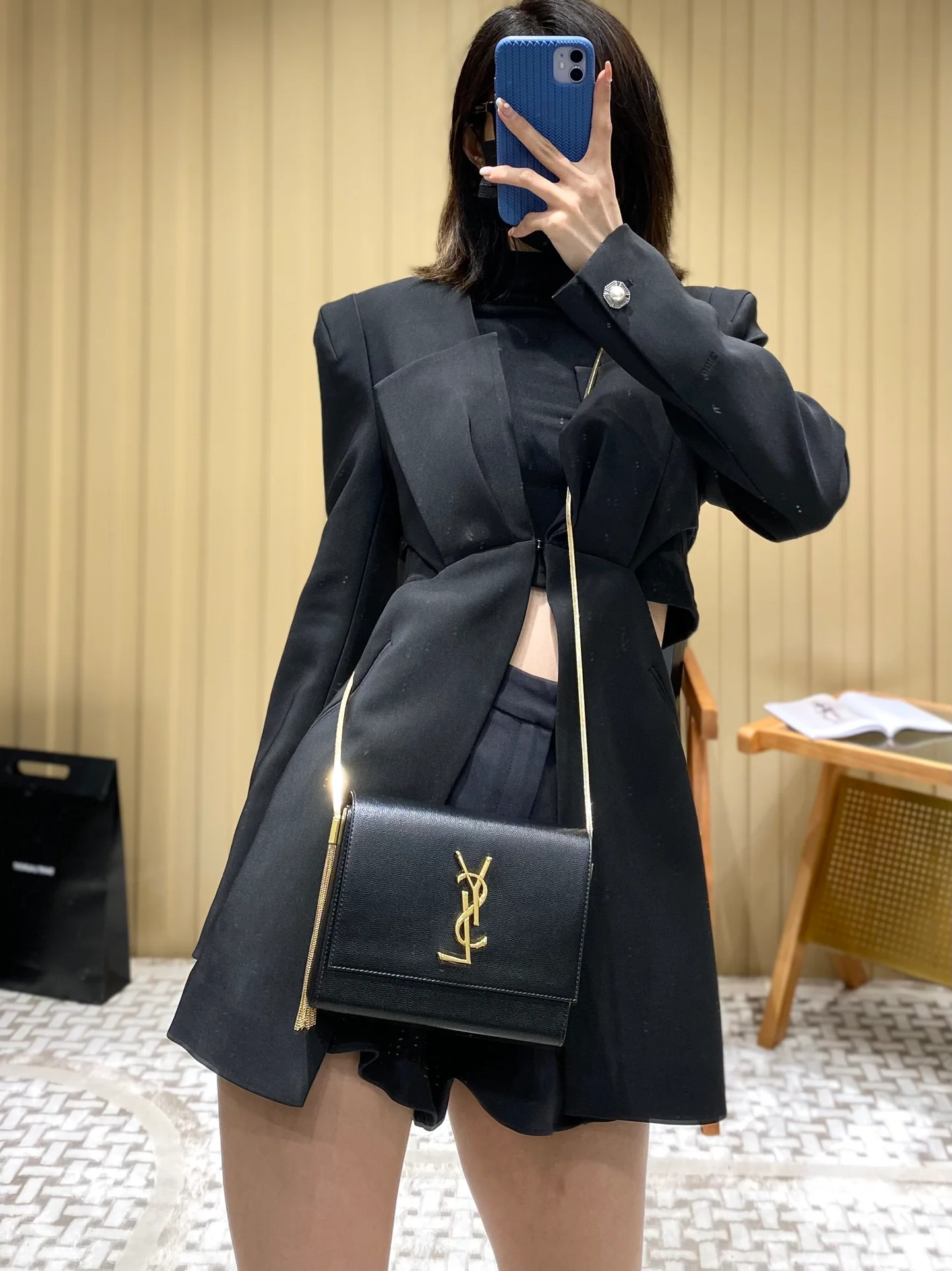 Сумка YSL Kate Box Bag - черная - на фото.