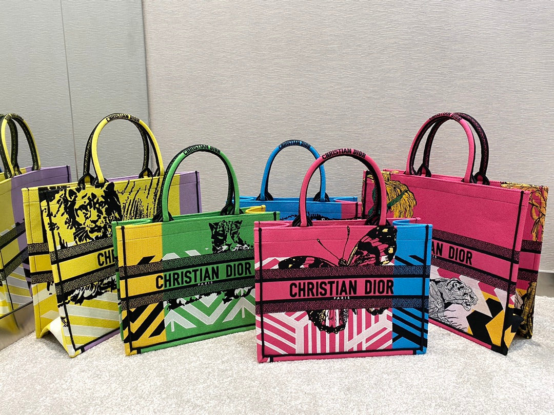 Сумка Dior Book Tote, большой размер 41-5 см, серия Colorful Jungle - изображение из коллекции.
