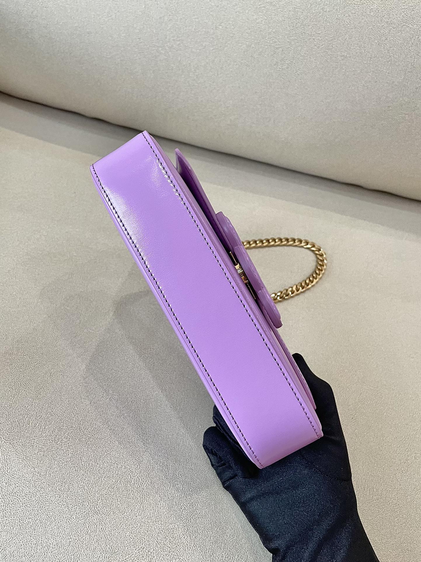 Сумка Celine Triomphe на плечо из глянцевой телячьей кожи с цепочкой — сиренево-фиолетовая.