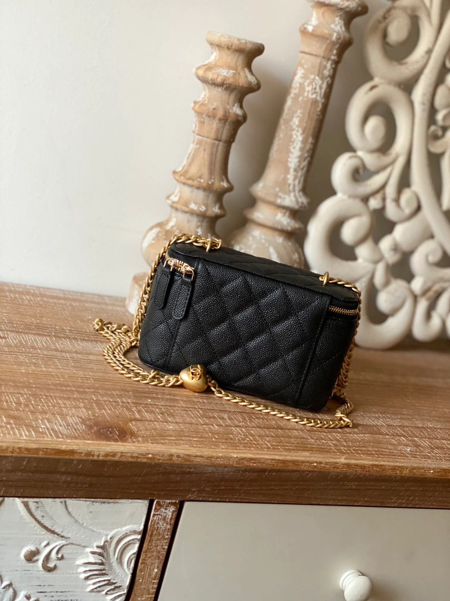 Новинка сезона весна/лето 2023 от Chanel - косметичка в форме сердца на цепочке