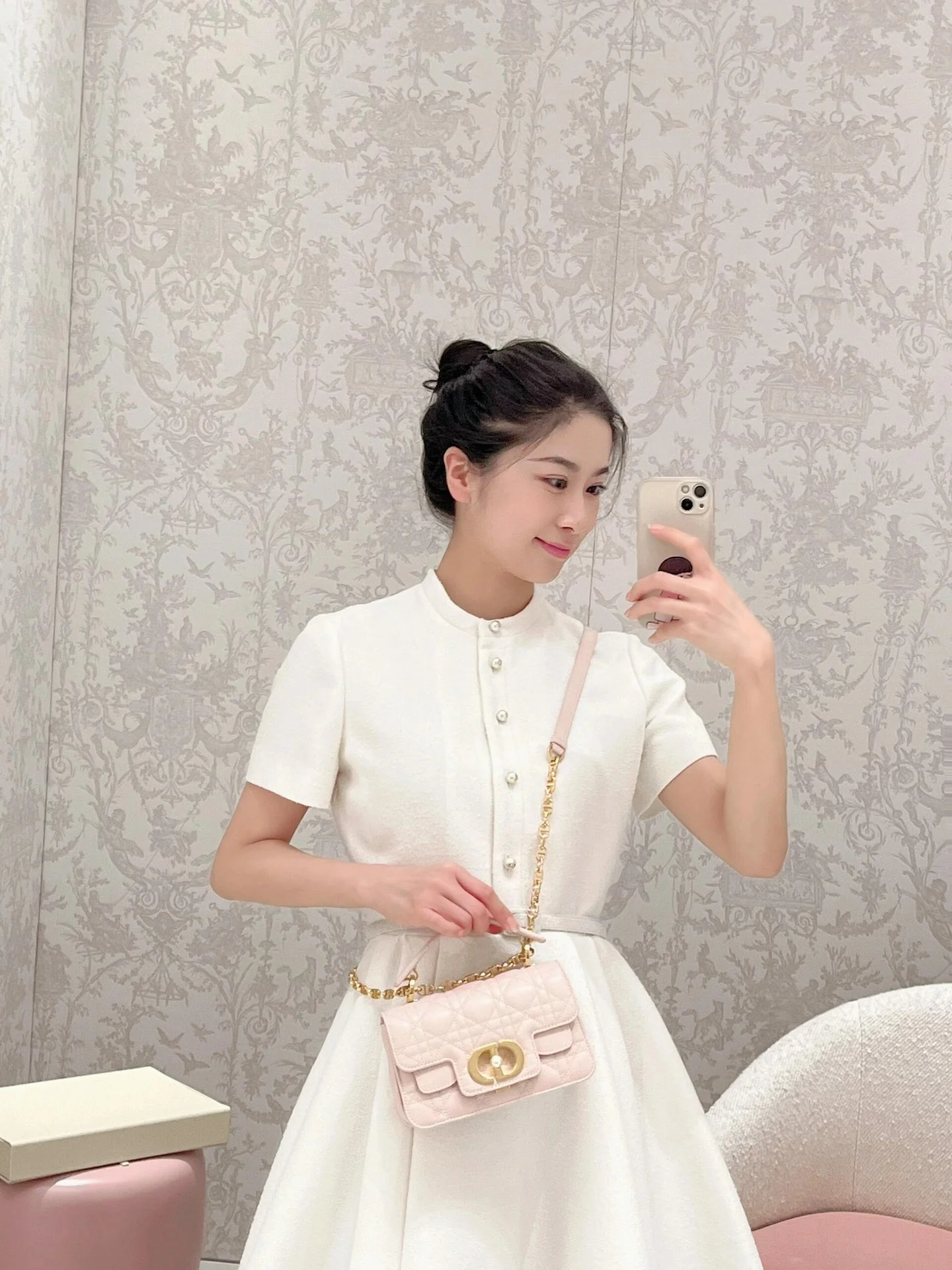 Сумочка Dior Jolie из серии Jolie с жемчужной цепочкой — розовая — маленькая