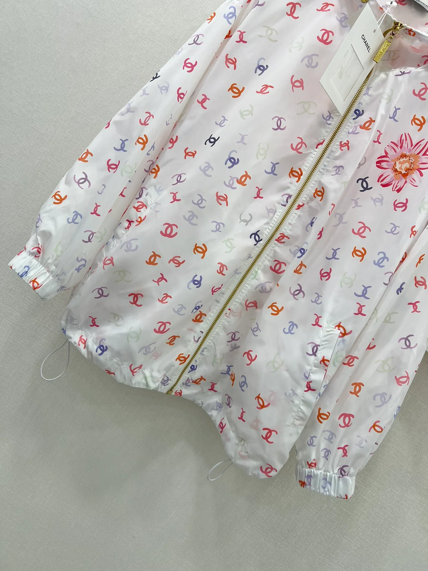 Солнцезащитный костюм Chanel 2404 с принтом - белый