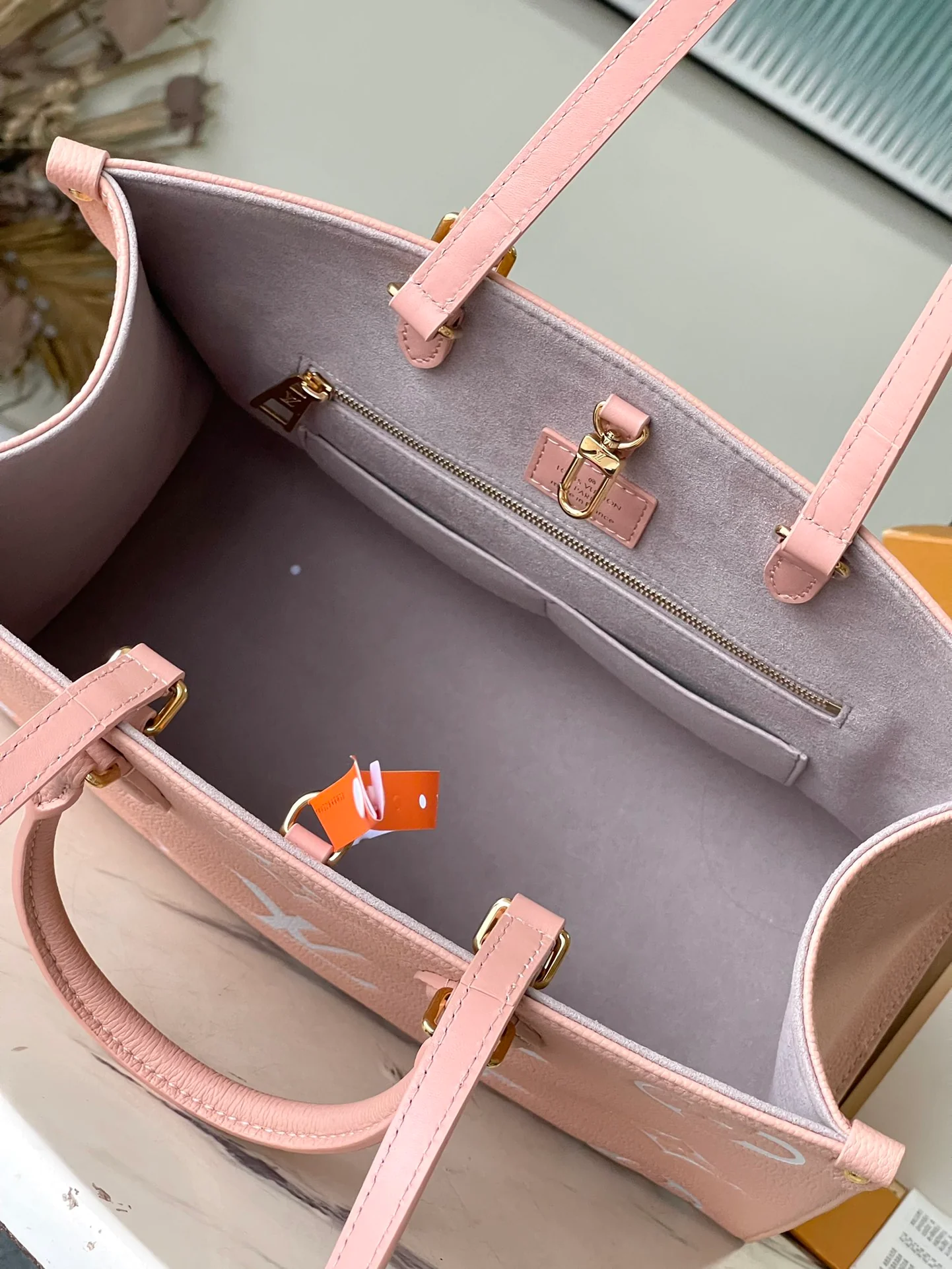 m46286-LV-onthego-mm-pink