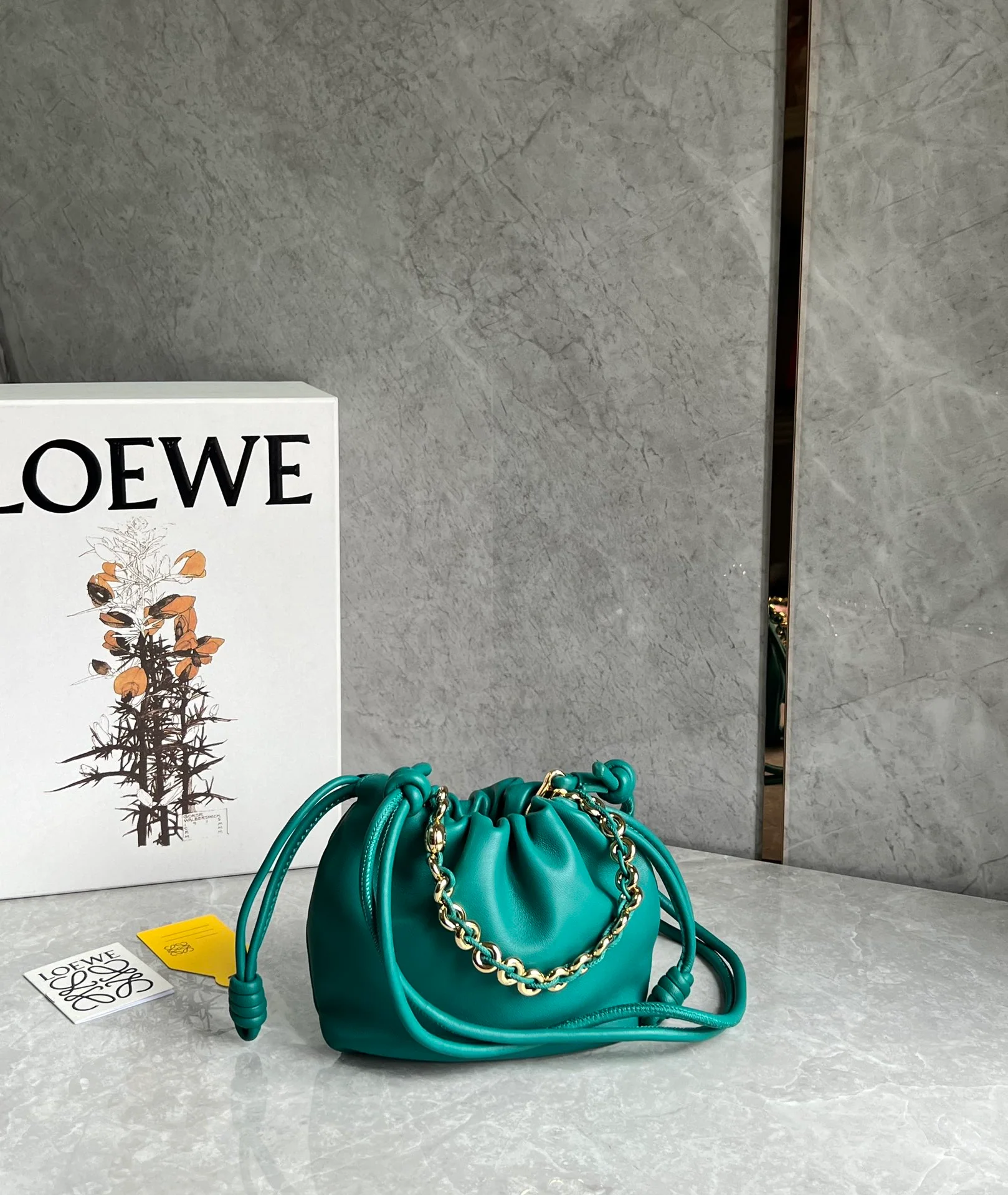 Сумка Loewe Flamenco из овечьей кожи с цепочкой, цвет павлиньего зеленого, маленькая.