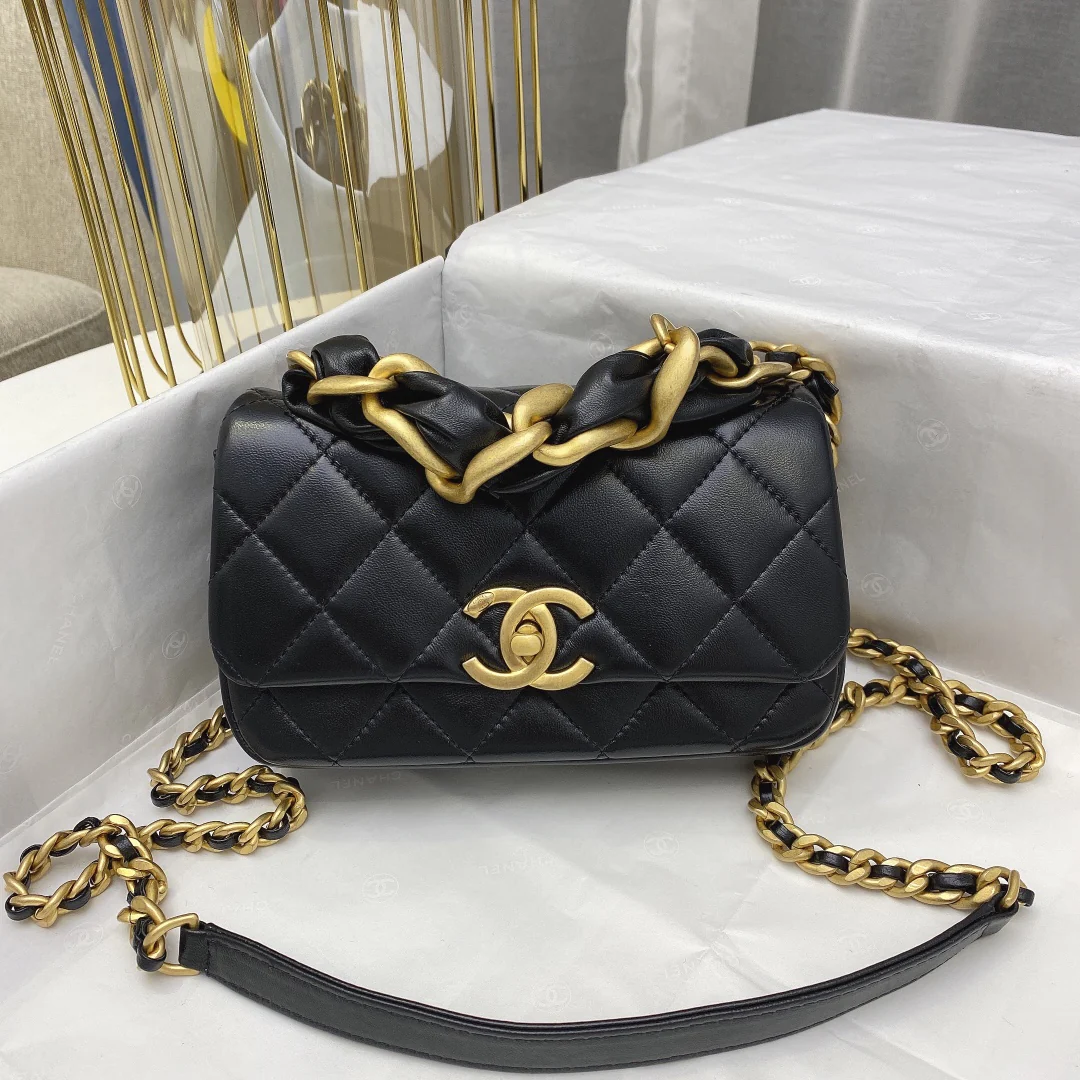 Сумка Chanel из полированной овечьей кожи с стеганым клапаном - 1 шт.