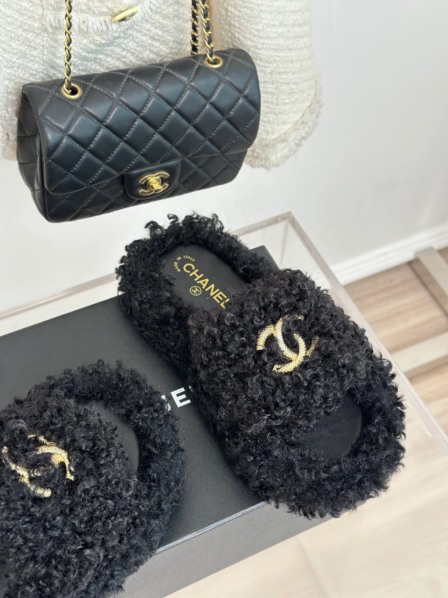 Новинка 2023 года от Chanel - Шерстяные меховые тапочки