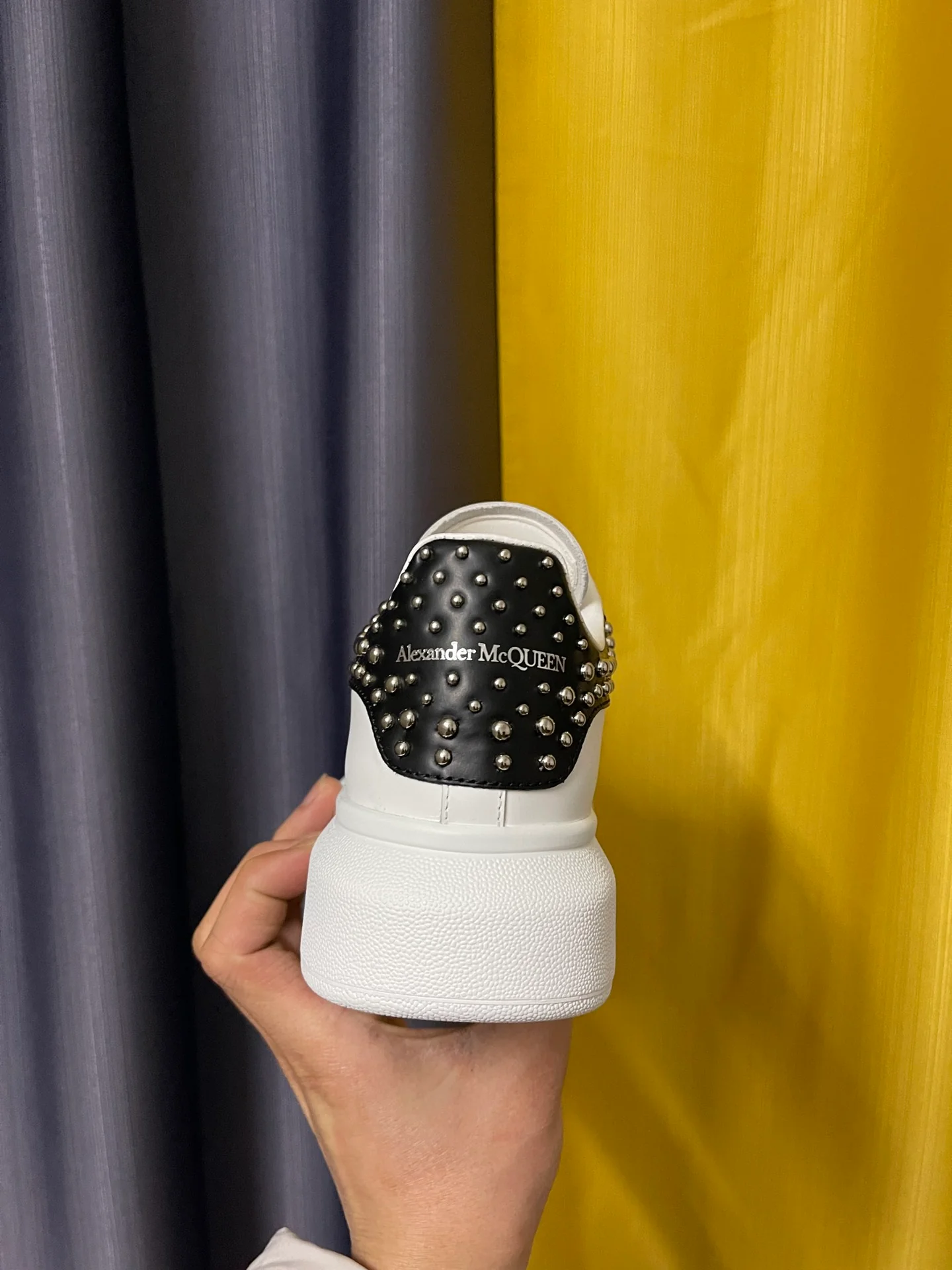 Классические белые кроссовки McQueen - унисекс - черная кожа с круглыми заклепками