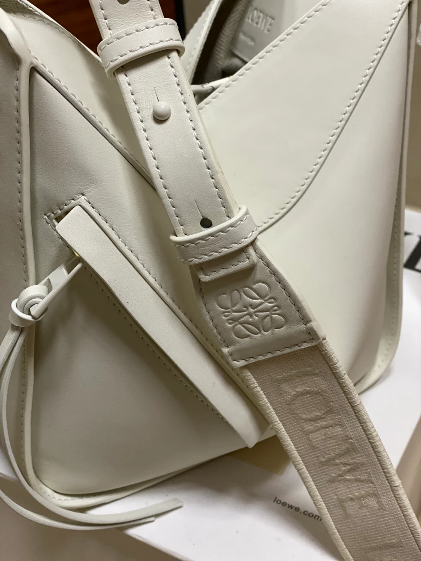 Сумка Loewe Hammock - атласная телячья кожа - маленькая - белая