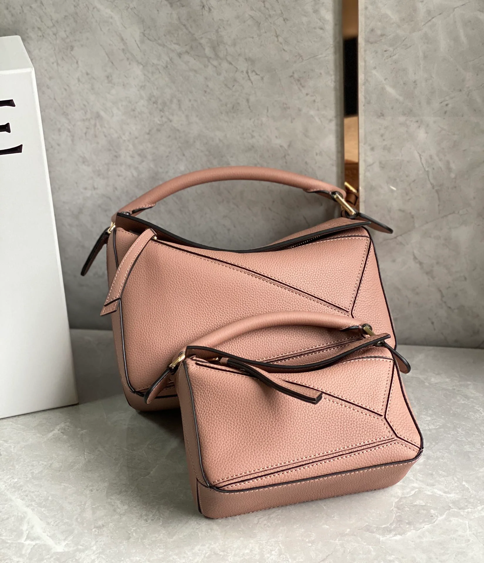 Сумка-пазл Loewe с порошком из красной фасоли. Изображение из коллекции.