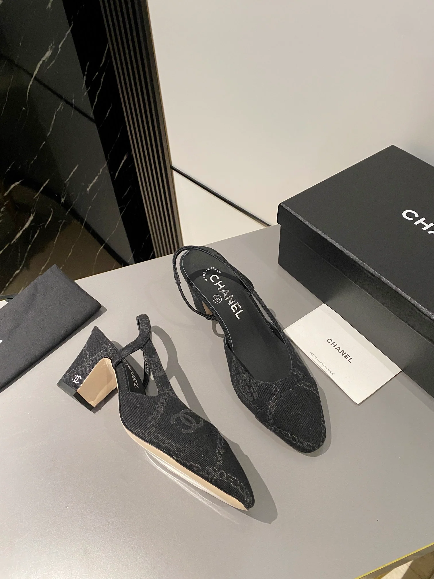 Chanel - Классические туфли на массивном каблуке - Черные