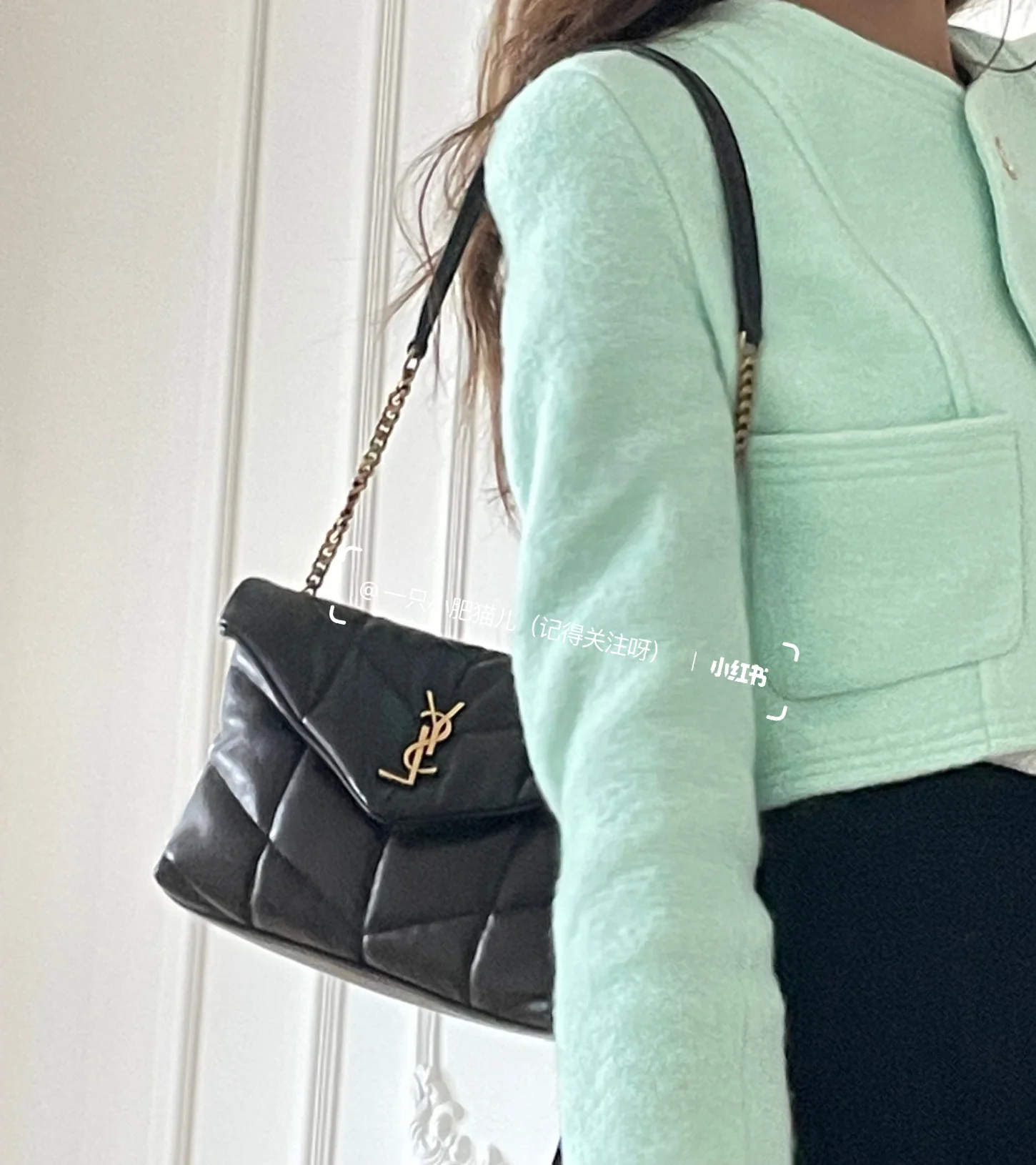 Пуховая сумка YSL Loulou Puffer 23 см из стеганой овечьей кожи цвета ?облако? — черная с золотой фурнитурой.