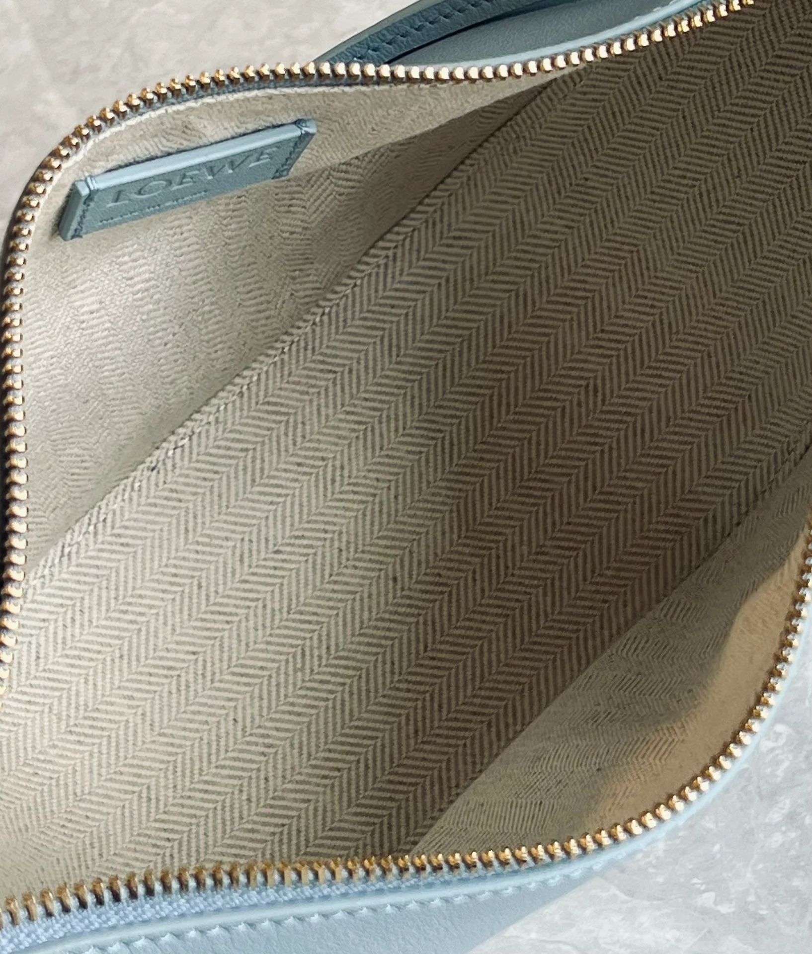 Сумка-хобо Loewe Hammock, светло-голубая.