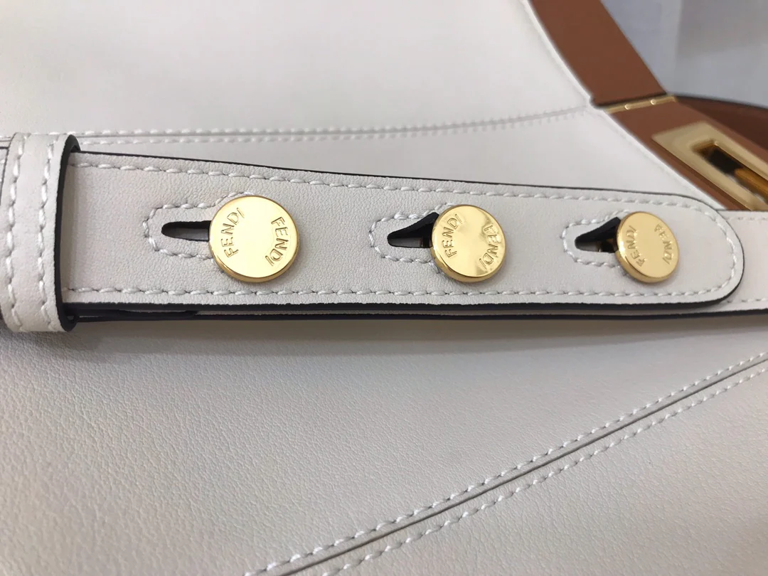 Белая кожаная сумка Fendi Peekaboo