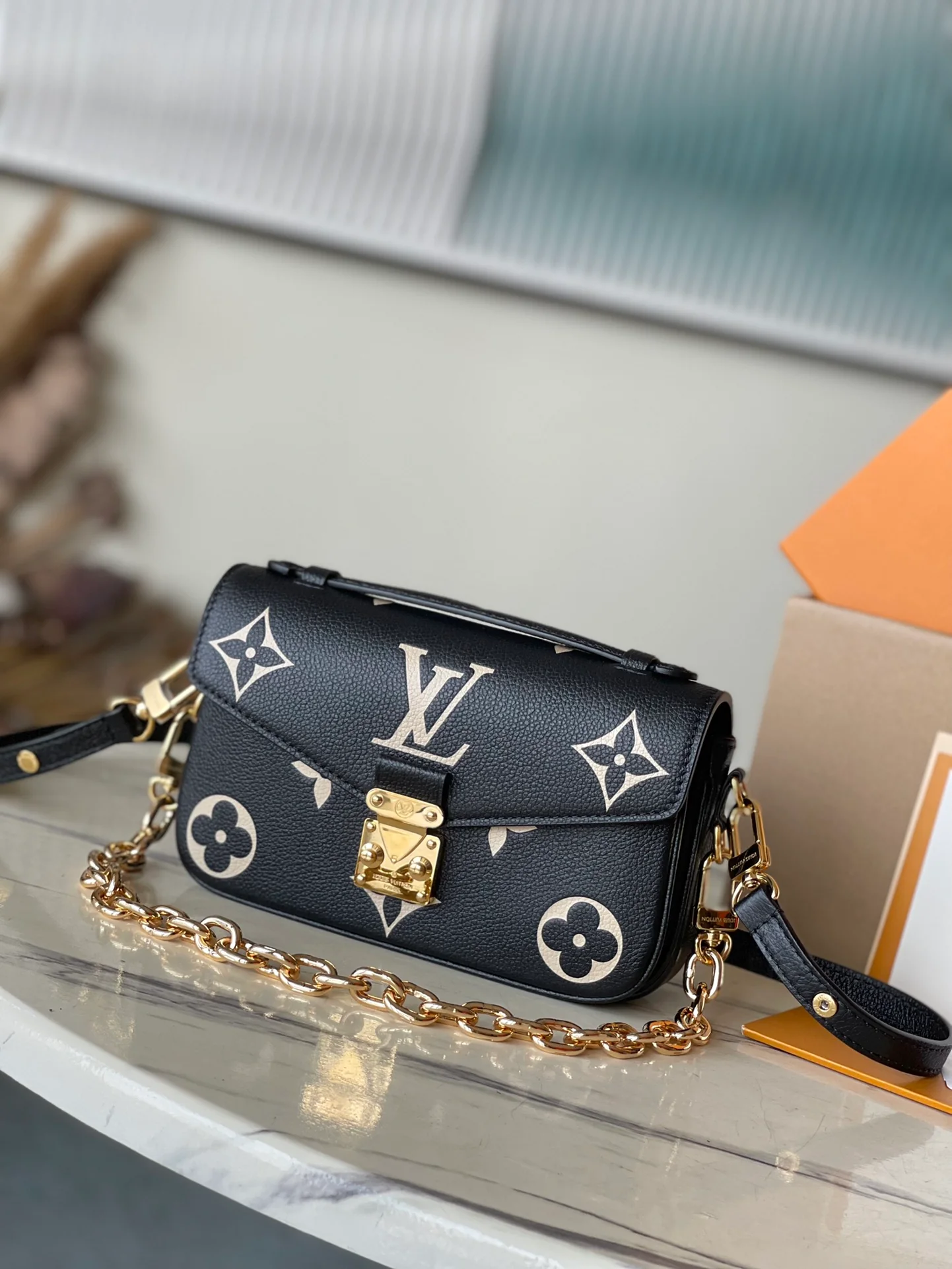 m46596-LV-pochette-metis-east-west-black