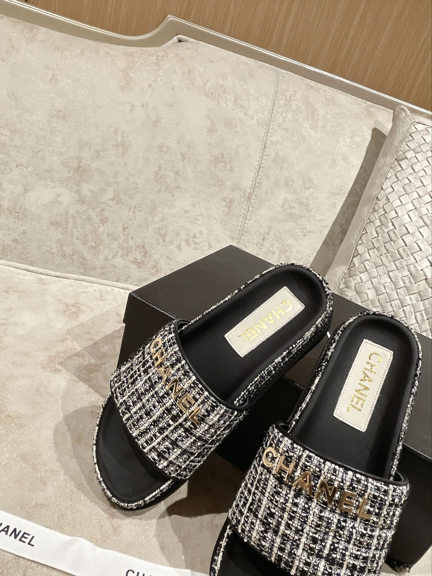 Новинка сезона весна/лето 2023 от Chanel - Шерстяные тапочки - Черные